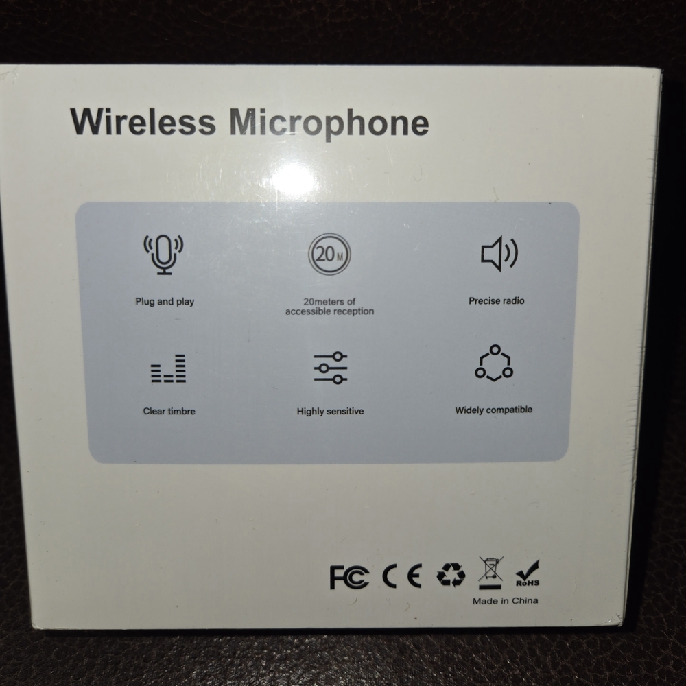 Wireless Microphone Set with Charging Case - Picture 3 of 4